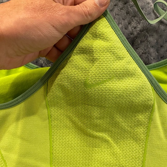 Adorable great condition Nike seamless green tank - Picture 4 of 7